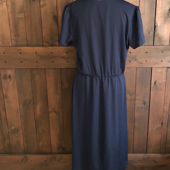 CHARLES HENRY Short Sleeve Faux Wrap Midi Dress - Picture 5 of 8